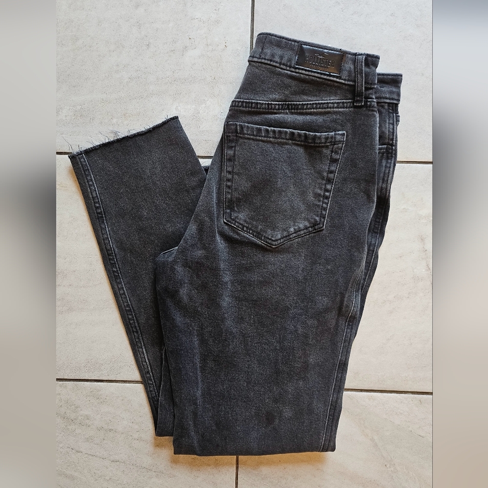 *SOLD* Hollister Ultra High Rise Mom Jean Black Wash size 2 (inseam 26")